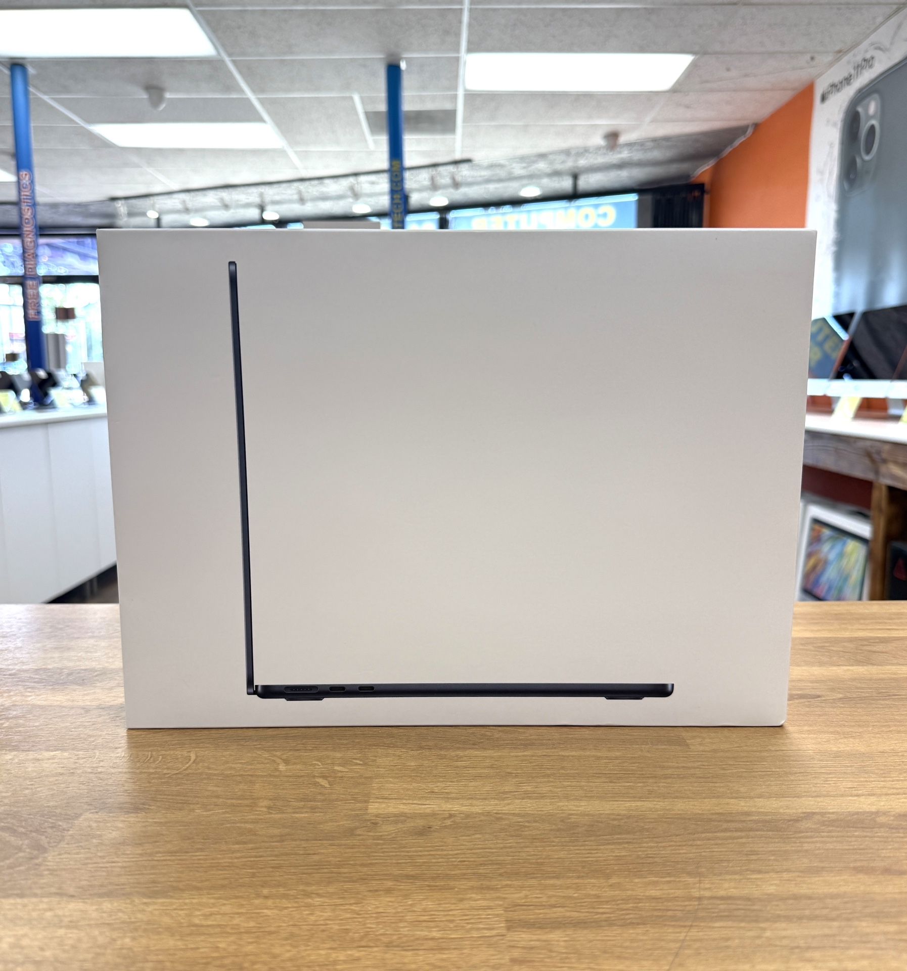 13.6” MacBook Air **8 Core M2 **256GB SSD Only $899