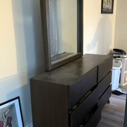 Bedroom Dresser With Mirror. 