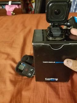 vendo gopro hero trae su control y su cargador y otras cosas