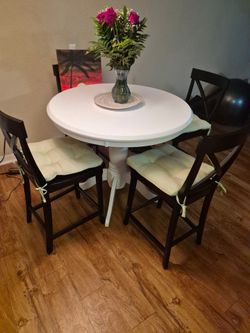 5 Piece Spring Cottage White Round Dinning Room Set