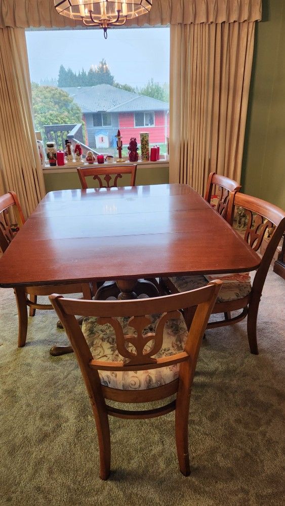 Duncan Phyfe-Style Mahogany Dining Table