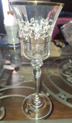 Mikasa Antique Lace With Middle Floral Band Crystal wine glass 8 5/8'' A38V976