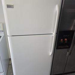 FRIDGE FREEZER  FRIGIDAIRE LIKE NEW
