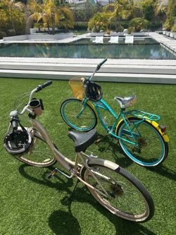 Two cruiser bikes with matching helmets