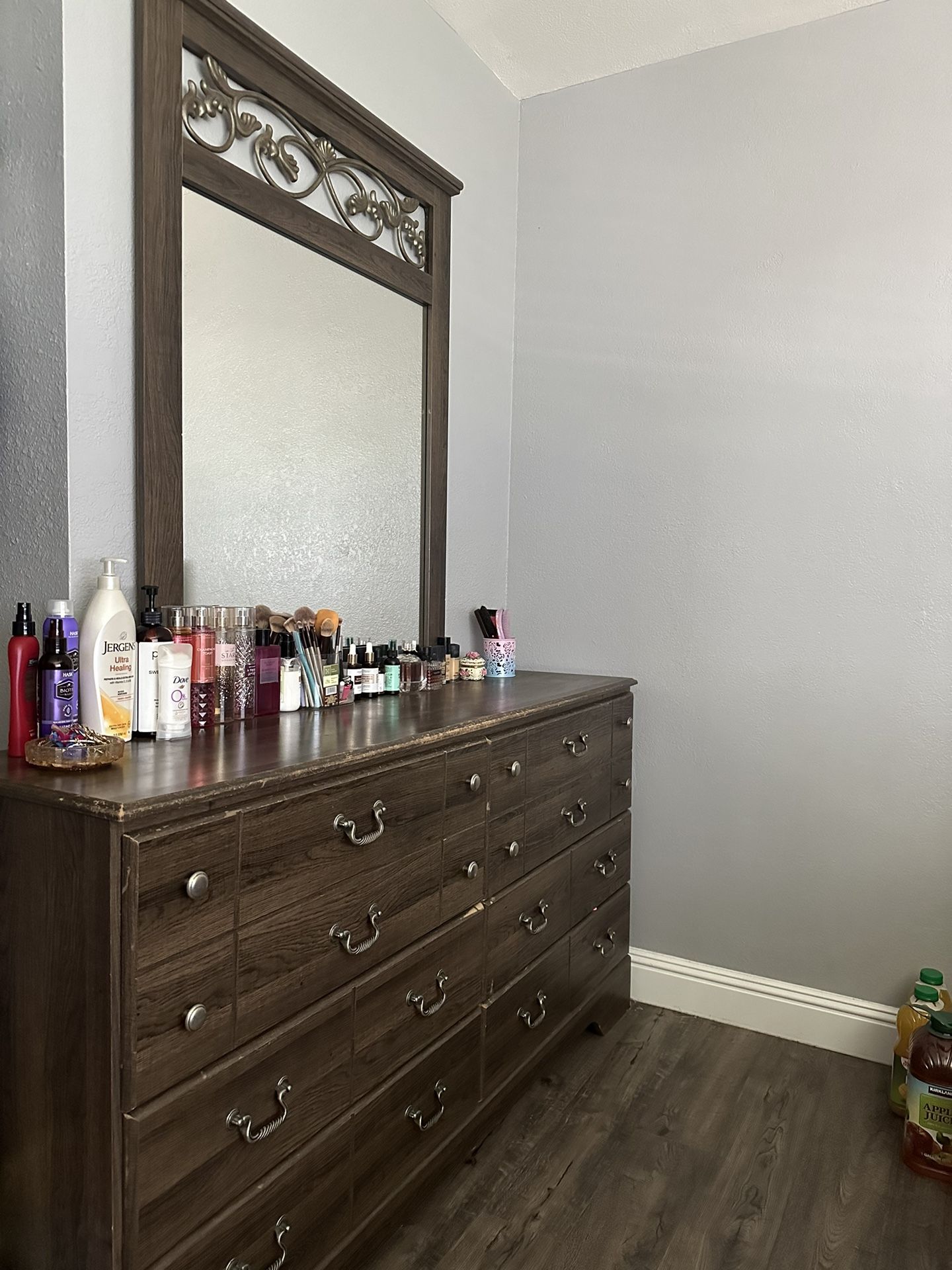 Dresser With Mirror