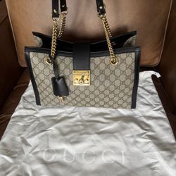 Gucci Logo Leather Shoulder Bag. With Original Dust Bag And Box.