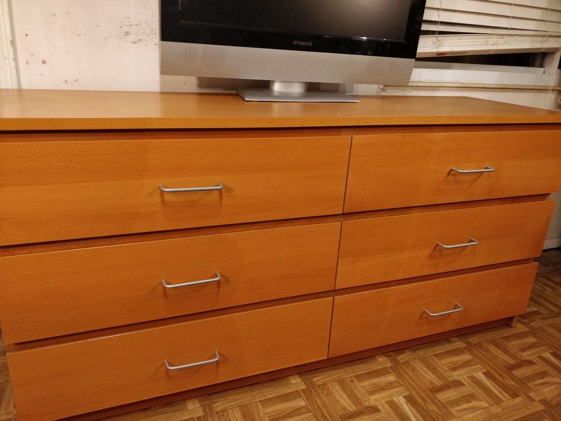 Like new long dresser with big drawers in great condition, all drawers sliding smoothly. L63"*W18.5"*H30.5"