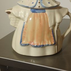 1950s Shawnee Granny Teapot
