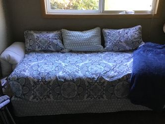 Daybed 2 twin mattress, plus bedding
