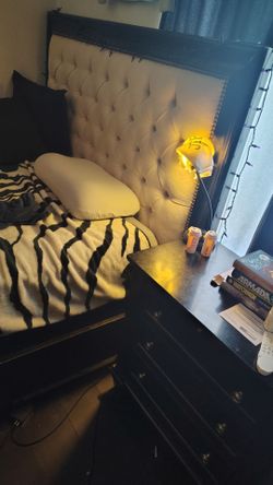 Z-gallery bedframe with bedside table