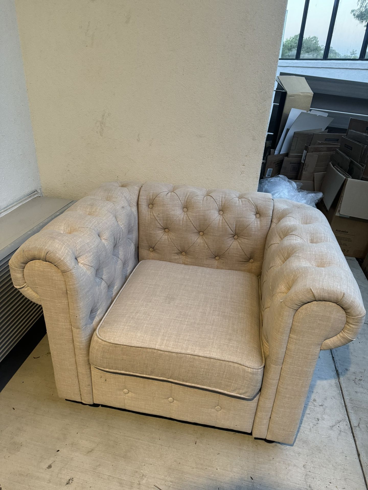 Berkeley Traditional Chesterfield Roll Arm Upholstered Armchair