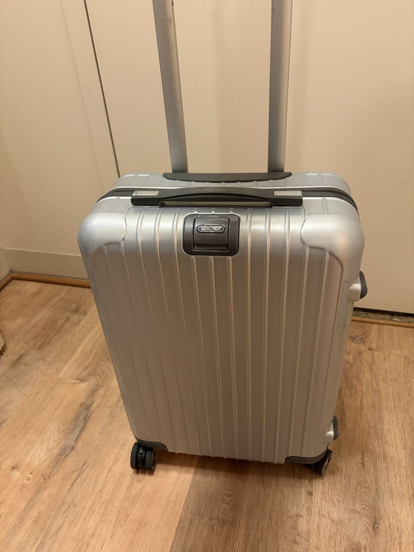 Rimowa Salsa Deluxe Cabin Multiwheel 55 – Silver (Carry-On)