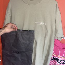essentials T-Shirt 