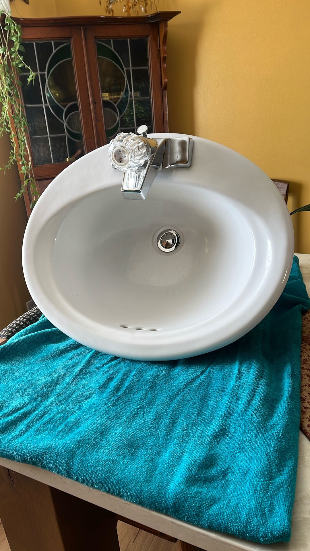 Oval Bathroom Sink W Chrome Faucet