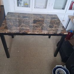 Kitchen table/ Coffee table/table, Shoot me an Offer 