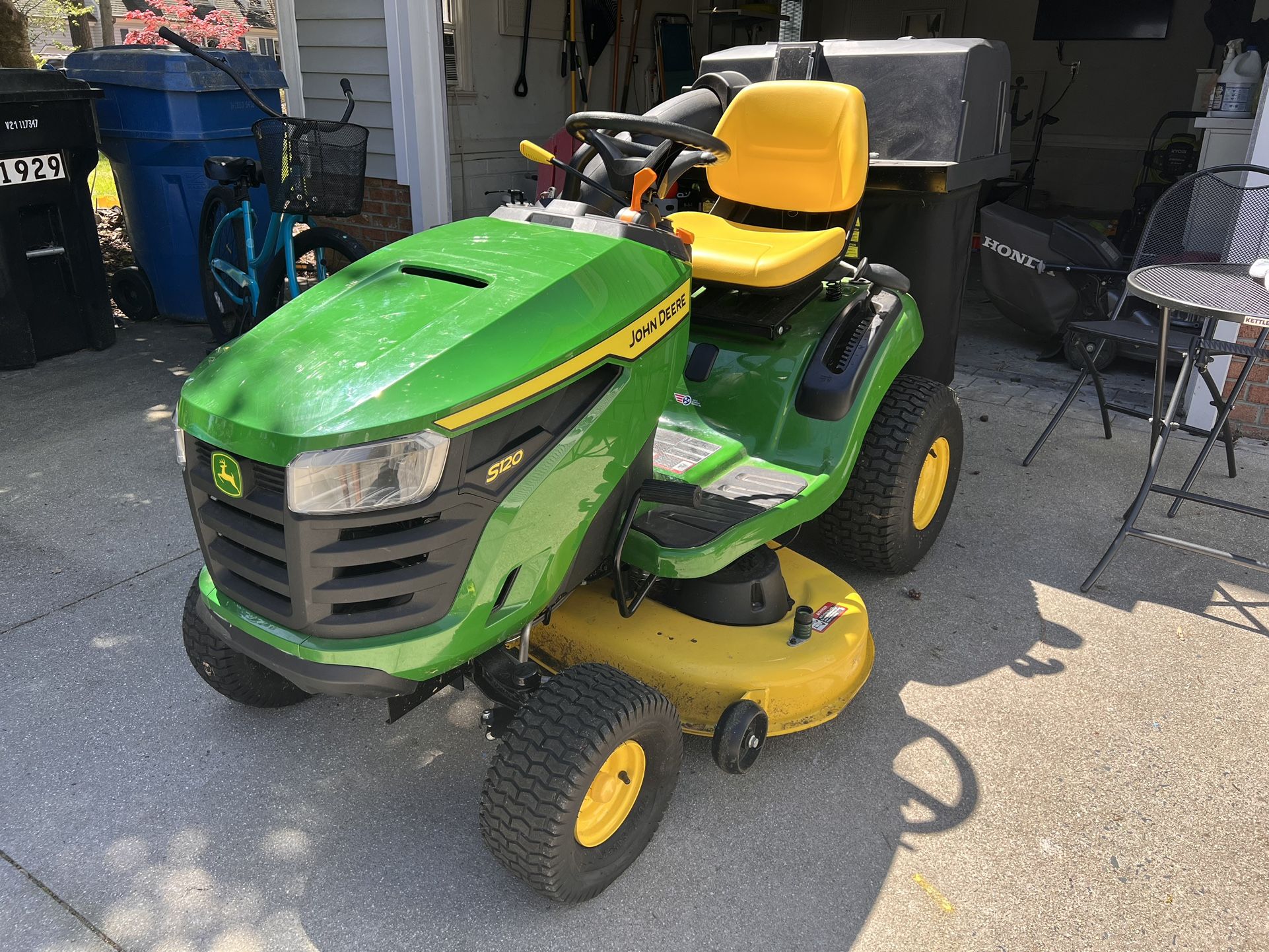 S120 42 in. 22 HP V-Twin Gas Hydrostatic Riding Lawn Tractor