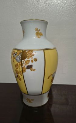 1979 OKURA PORCELAIN VASE 12"