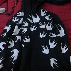 MCQ SIGNATURE SWALOW PRINT HOODIE-BLACK&WHITE.