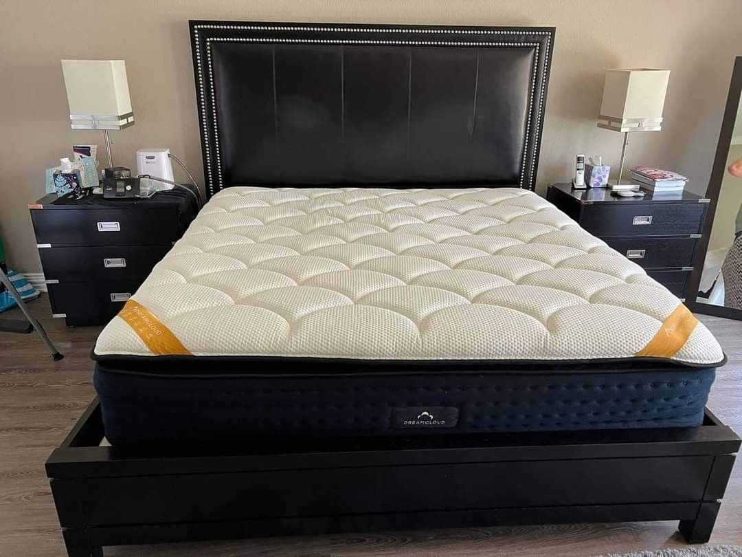 LIKE NEW - Queen - Luxury Hybrid Memory Foam Mattress