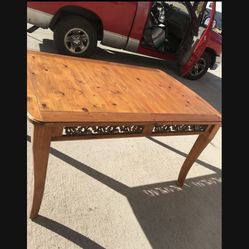 🌹BEAUTIFUL DINNER TABLE  AND  4 CHAIRS-SOLID WOOD 🌹