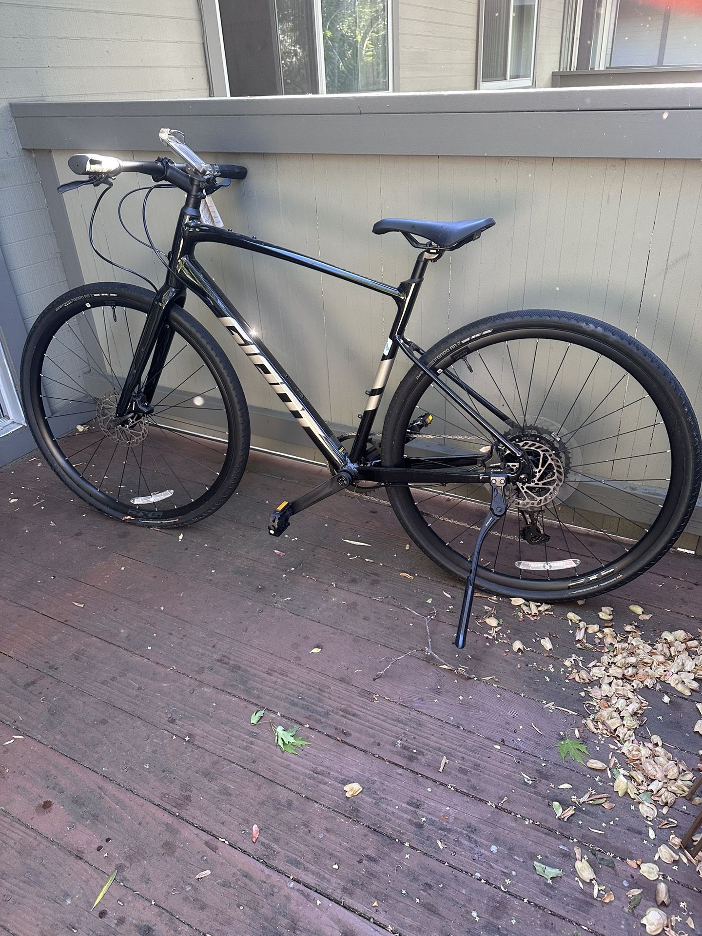 Giant FastRoad AR 2 Hybrid Bike (ML) - Like New!