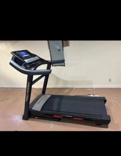 PROFORM T10 CARBON TREADMILL ( LIKE NEW & DELIVERY AVAILABLE TODAY)