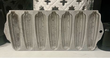 Vintage Wearever cast aluminum cornbread pan