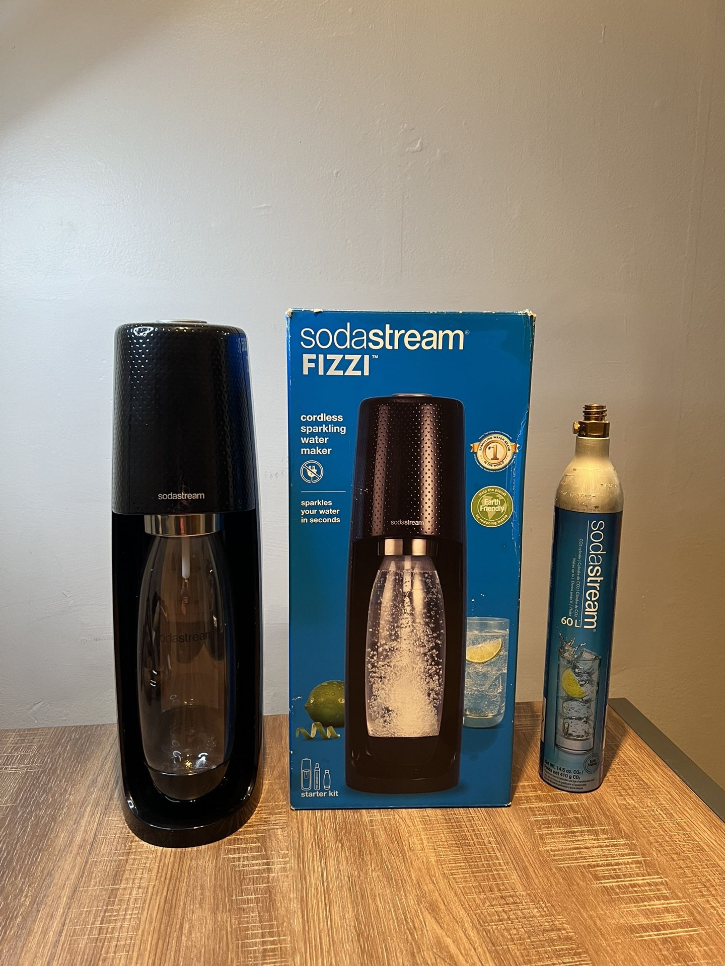 Sodastream Fizzi SPT-001 Sparkling Water Machine Black w Bottle & C02 Bundle