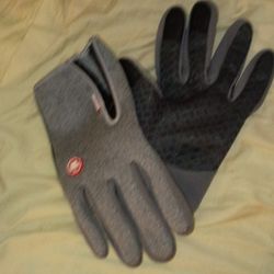 Waterproof Gloves With Fingertip For Using Cell Phone When Wearing In Perfect Condition 