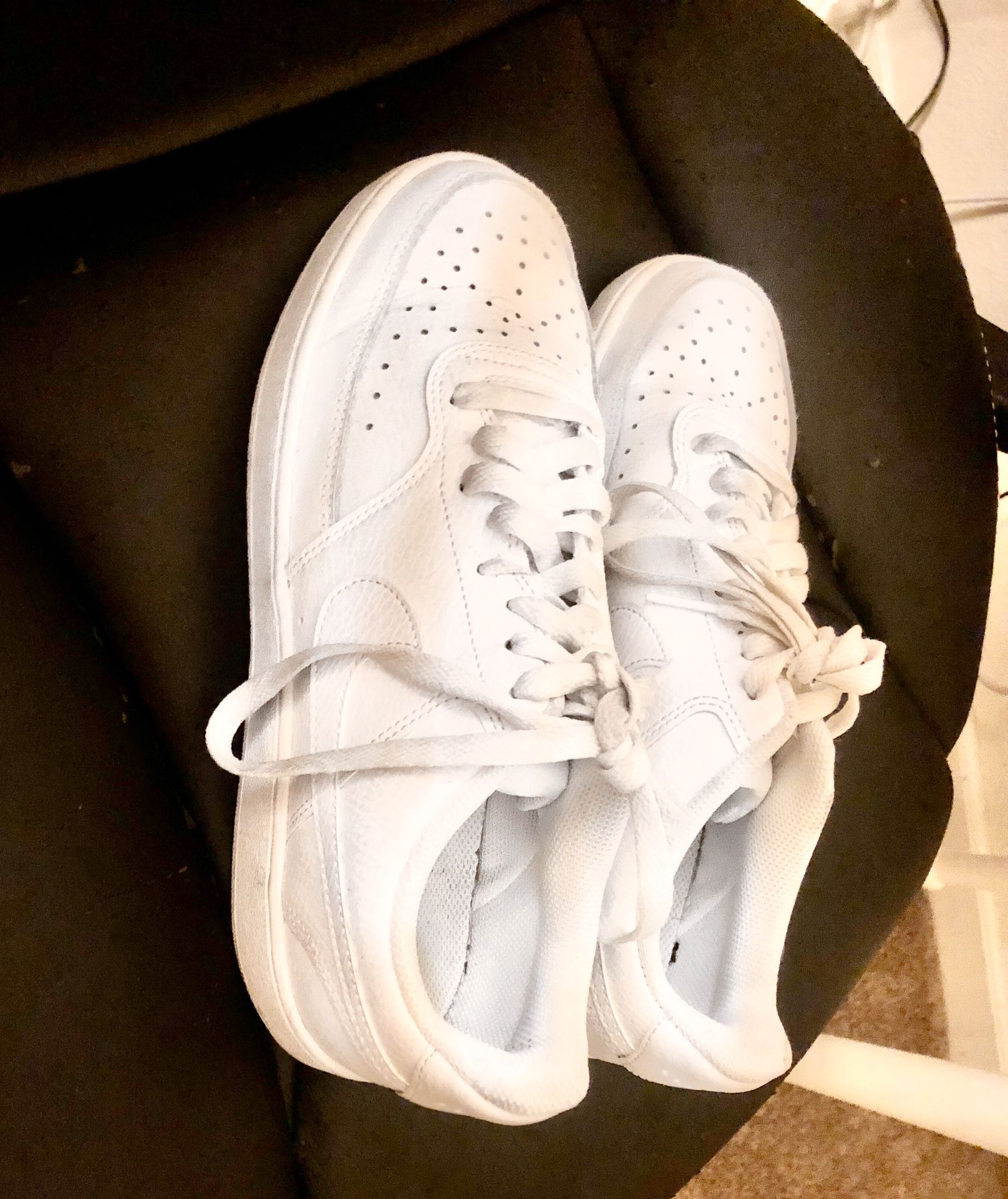 WHITE NIKE’S GREAT CONDITION (MAKE OFFER)