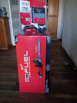Milwaukee M18 Fuel 9" Cut-Off Saw one key and Milwaukee Forge Battery 8AH with charger kit