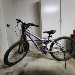 Mongoose Mountain Bike (24" Wheels / 24 Inch Wheels)
