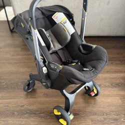 Black Doona Car Seat/ Stroller Plus Base 