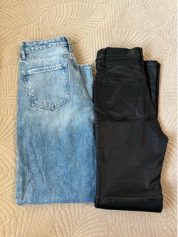 Dos jeans de mujer marca express con una puesta