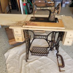 Antique 1910 Singer SEWING MACHINE with  TREADLE TABLE