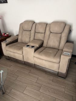 Power Reclining Loveseat with Center Console – USB Charging – Waterproof & Scratch-Resistant – Excellent Condition