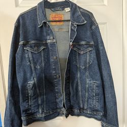 Navy blue Levi's denim jacket