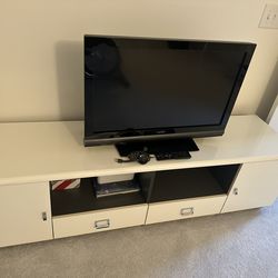 32 inch VISIO TV in excellent condition with free google chromcast