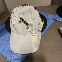 Light Denim Hat With Various Charms