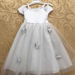 New ( size 4 ) White Dress “Kid’s Collection” Brand (with Tag) ( Made In USA)