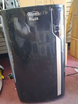 Its 🔥 hot 🔥 hot 🔥. 14000btu portable AC/ HEATER both by delonghi penguin 🐧. Complete set new.