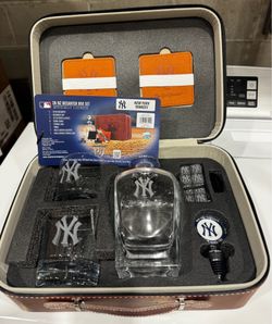 MLB DECANTER SET YANKEES