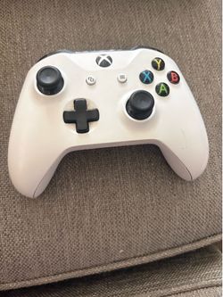 Xbox One Controller White  ( Hesperia Ca )
