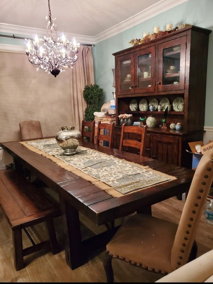 Pottery Barn Benchwright Table And 8 Chairs
