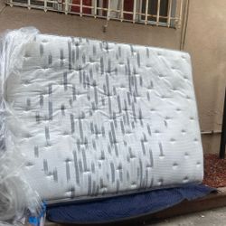 Queen mattress - Lightly used - FEB 9 MUST GO