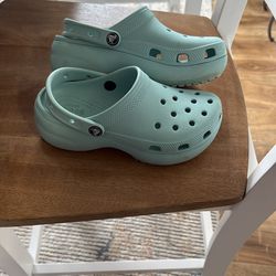 Women’s crocs platform size 6