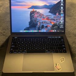 Apple Macbook Pro 2017 Touch bar 16GB of Ram