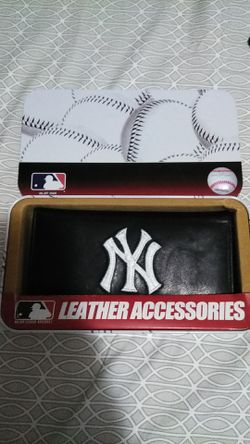Leather Nee York Yankees checkbook