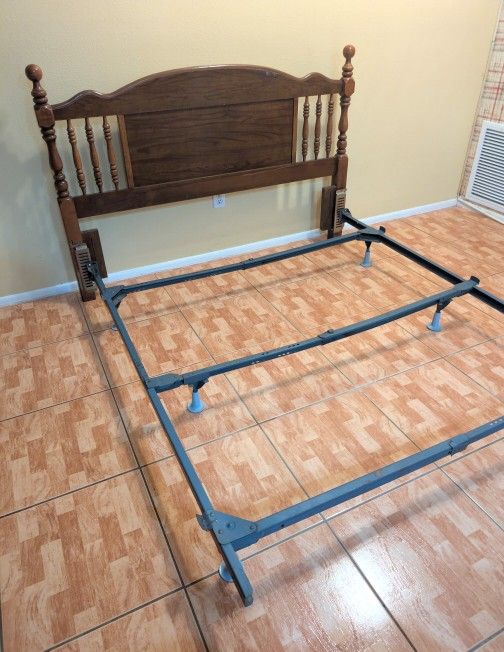 Qu,een - Ful,l adjustable head,board and metal frame. 
Metal frame blue color. Sturdy.
Cherry Wood headboard.