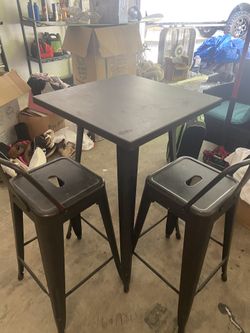 Outdoor/Indoor Table W/ Chairs